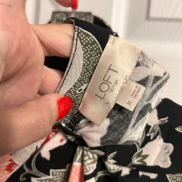 Loft floral blouse with flutter sleeve size medium - Picture 6 of 7